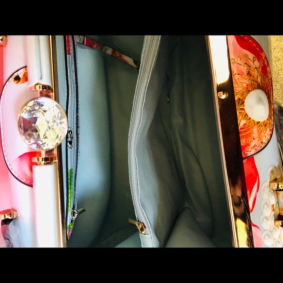 Baby Blue Pearl Butterfly Purse - Picture 3 of 8